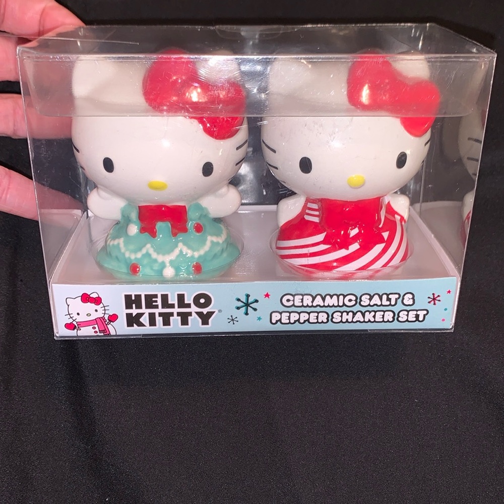 Hello Kitty Christmas Salt and pepper shaker set